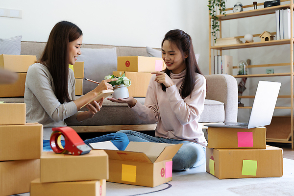 포토 JPG 해외이미지 직업 라이프스타일 여자 행복 회사 비즈니스 사업가 주택 사람 동양인 두명 노트북 쇼핑 컴퓨터 상자 사무실 판매 상점 업무 작업 비즈니스우먼 상품 작음 사이버 고객 창고 서비스 패키지 질서 소매 온라인 주인 물류 짐싸기 판지 마케팅 매각 프리랜서 해외202310 해외포토 감정 인종 건물 생활 전자제품 예절 직장인 크기 파일형식