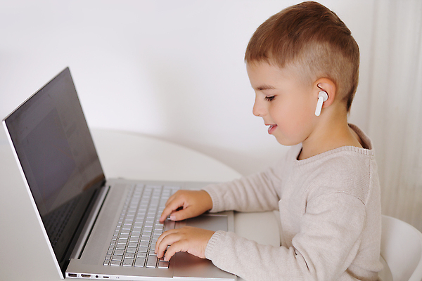 포토 JPG 해외이미지 라이프스타일 응시 교육 행복 어린이 인터넷 통신 놀이 휴식 주택 한명 사람 앉기 소년 파란색 노트북 빛 컴퓨터 디지털 스크린 게임 흰색 관찰 잡기 연결 만화 손목시계 온라인 해외202310 해외포토 1 시선 남자 감정 시계 컬러 컨셉 장신구 모션 건물 생활 전자제품 파일형식
