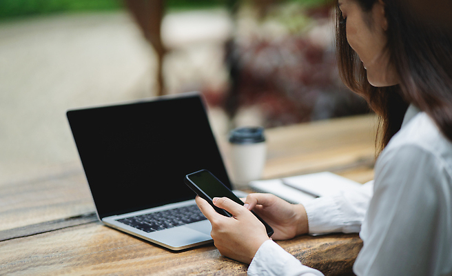 포토 JPG 해외이미지 템플릿 라이프스타일 손 응시 여자 인터넷 비즈니스 모바일 세포 한명 사람 노트북 스마트폰 핸드폰 사무실 디지털 스크린 식당 검은색 공백 터치 흰색 잡기 닫기 암호 정상 주식 스마트 어깨 온라인 거짓 넘어짐 소셜 목업 사용자 비어있는 해외202310 해외포토 1 시선 컬러 컨셉 모션 생활 신체부위 금융 전자제품 스마트기기 상점 파일형식