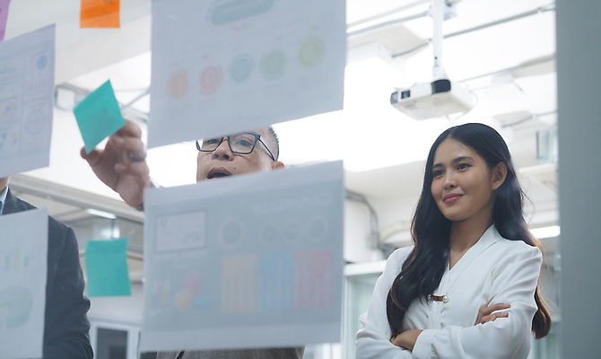 포토 JPG 해외이미지 직업 디자인 여자 행복 컨셉 비즈니스 사업가 통신 성공 회의 협력 설계 아이디어 직장 대화 서기 사람 동양인 성인 세명 사무실 작업 비즈니스맨 비즈니스우먼 발표 그룹 전문직 계획 토론 종업원 동료 리더 화이트보드 보여주기 개발 경영 세미나 프로젝트 해외202310 해외포토 남자 감정 회사 관계 모션 말하기 인종 직장인 파일형식