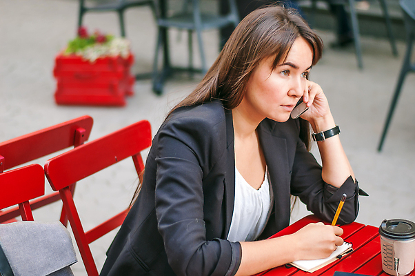 포토 JPG 해외이미지 백인 라이프스타일 손 응시 여자 행복 커피 음료 시계 인터넷 비즈니스 통신 창문 탁자 아침 모바일 휴식 한명 사람 앉기 성인 컵 스마트폰 사무실 뷰티 상점 식당 카페 마시기 시간 업무 작업 바 비즈니스우먼 바쁨 점심식사 단절 해외202310 해외포토 주간 서양인 1 식기 시선 감정 가구 컨셉 모션 생활 신체부위 핸드폰 스마트기기 식사 직장인 파일형식