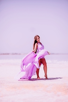 포토 JPG 해외이미지 전신 원피스 여자 바다 한명 성인 옆모습 화려 소금 성인여자한명만 핑크리본 해외202310 해외포토 1 옷 리본 뷰포인트 컨셉 사람 여자한명만 성인여자만 파일형식