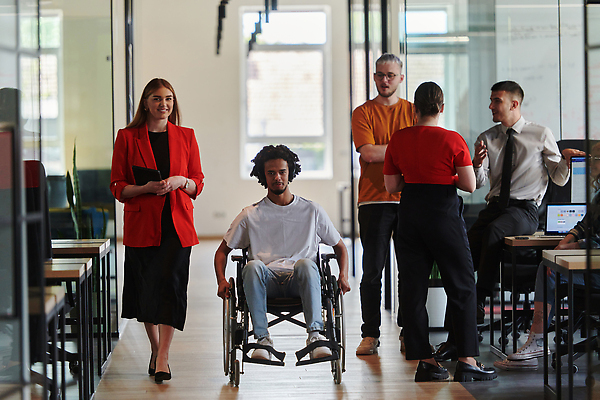 포토 JPG 해외이미지 전신 여자 남자 함께함 여러명 성인 앞모습 태블릿 사무실 걷기 헤드셋 직장인 장애인 책상 동료 휠체어 성인만 해외202310 해외포토 직업 뷰포인트 음향기기 가구 다수 컨셉 비즈니스 관계 모션 사람 전자제품 스마트기기 헤드폰 장애 파일형식
