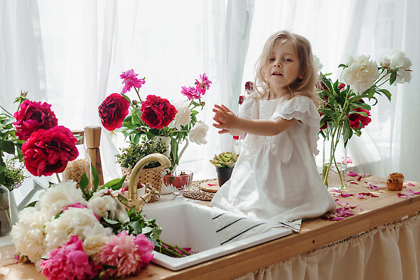포토 JPG 해외이미지 라이프스타일 열매 꽃 딸 행복 어린이 음식 분홍색 컨셉 딸기 휴가 주택 사랑 한명 장식 금발 햇빛 뷰티 주방 봄 기쁨 흰색 분위기 컵케이크 조리대 작약 맛있는 해외202310 해외포토 식물 1 헤어스타일 계절 감정 컬러 과일 가족 사람 건물 생활 태양 케이크 파일형식