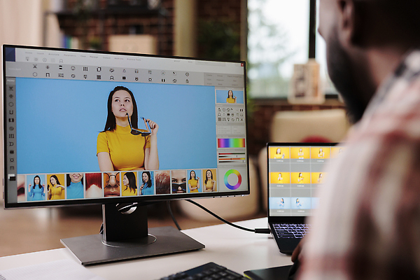 포토 JPG 해외이미지 여자 남자 실내 상반신 성인 두명 그래픽 노트북 모니터 그래픽디자이너 성인만 해외202310 해외포토 사람 내부 전자제품 컴퓨터 디자이너 파일형식