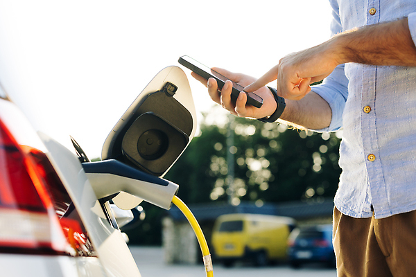 포토 JPG 해외이미지 손 남자 산업 교통시설 자동차 미래 한명 초록색 스마트폰 핸드폰 환경 힘 일몰 재활용 운전 에너지 비즈니스맨 콘센트 플러그 역 연결 주차 에코 연료 잡종 충전 모터 베터리 생태학 요금 자동 공급 해외202310 해외포토 1 교육 육상교통 컬러 교통 컨셉 비즈니스 모션 사람 신체부위 전자제품 스마트기기 노을 직장인 시설 친환경 파일형식