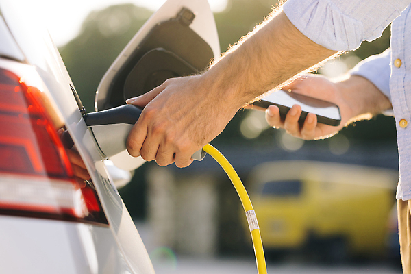 포토 JPG 해외이미지 손 산업 교통시설 자동차 한명 초록색 스마트폰 힘 일몰 재활용 운전 에너지 비즈니스맨 센터 그린에너지 콘센트 플러그 역 연결 주차 쇼핑몰 에코 생태계 연료 잡종 충전 모터 베터리 생태학 요금 자동 전기자동차 공급 해외202310 해외포토 1 교육 남자 육상교통 컬러 교통 비즈니스 모션 사람 신체부위 핸드폰 스마트기기 노을 환경 직장인 시설 친환경 파일형식