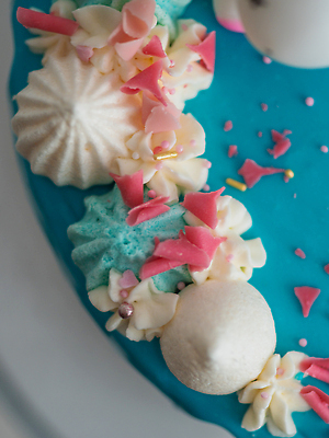 포토 JPG 해외이미지 동물 기념일 음식 동화 뿔 사탕 사람없음 파란색 컬러풀 과자 요식업 얼음 희망 젖음 프랑스 축하 아기 생일 화려 달콤 신비 컵케이크 뿌리기 흥분 기회 슛 토핑 마법 장인 머랭 반투명 유니콘 터키석 파스텔톤 페스츄리 프리미엄 카피스페이스 솔깃 프로스팅 버터크림 해외202310 해외포토 자연요소 감정 유럽 산업 빵 컬러 컨셉 모션 디저트 사람 이벤트 케이크 공백 맛 보석 크림 제빵 파일형식