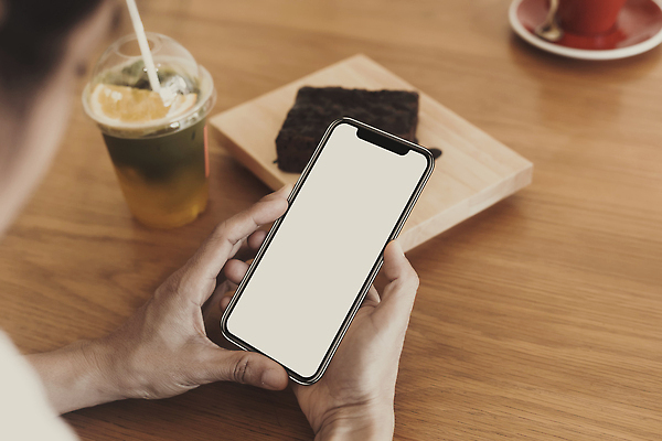 포토 JPG 해외이미지 라이프스타일 손 여자 커피 음료 백그라운드 컨셉 인터넷 비즈니스 통신 탁자 아침 모바일 휴식 사람 앉기 두명 스마트폰 핸드폰 우주 디지털 스크린 식당 공백 카페 터치 수확 흰색 잡기 메시지 닫기 연결 커피잔 전화기 책상 검색 온라인 채팅 목업 카피스페이스 비어있는 해외202310 해외포토 주간 컬러 가구 농업 모션 잔 생활 신체부위 전자제품 스마트기기 상점 파일형식