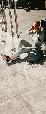 포토 JPG 해외이미지 배너 여자 음악 스포츠 이어폰 운동화 컨셉 모바일 운동선수 세포 실내 건강 파노라마 한명 사람 앉기 성인 야외 세로 스마트폰 핸드폰 운동 헤드폰 듣기 매트 어플리케이션 몸무게 연결 날씬함 스마트 집중 클럽 체육관 레깅스 적자 헤딩 해외202310 해외포토 1 음향기기 신발 모션 하의 문화예술 촬영기법 내부 전자제품 스마트기기 축구 몸매 파일형식