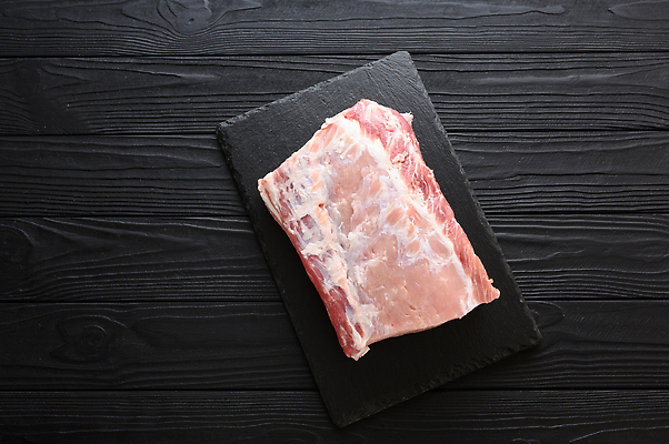 포토 JPG 해외이미지 음식 조각 백그라운드 재료 탁자 육류 스테이크 요리 비프스테이크 사람없음 목재 빨간색 주방 검은색 식사 저녁식사 어둠 소고기 신선 양념 그릴 바비큐 자르기 굽기 허브 향신료 준비 날것 대리석 소금 후추 로즈메리 갈비뼈 단백질 등심 생식 정육점 해외202310 해외포토 나무 식물 컬러 가구 식재료 모션 주방용품 뼈 서양음식 상점 구이 영양소 향미료 파일형식