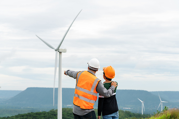 포토 JPG 해외이미지 어린이 소년 상반신 성인 야외 두명 뒷모습 가리킴 엔지니어 안전모 풍력발전소 안전조끼 남자만 어깨에손 해외202310 해외포토 남자 뷰포인트 모션 사람 손짓 발전소 기술자 풍력에너지 헬멧 안전장비 파일형식