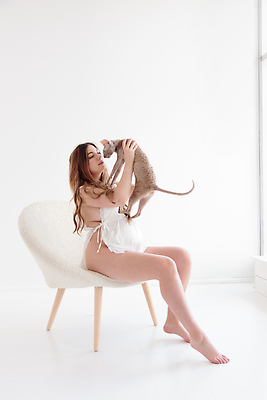 포토 JPG 해외이미지 동물 여자 행복 의자 엄마 미래 휴식 건강 사랑 한명 성인 부모 뷰티 고양이 침묵 임산부 임신 기쁨 터치 흰색 출산 기다림 태교 긍정 돌봄 해외202310 해외포토 1 감정 컬러 가구 컨셉 포유류 가족 모션 사람 반려동물 소리 파일형식