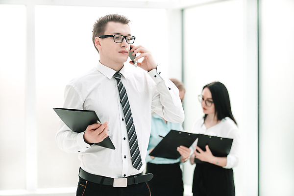 포토 JPG 해외이미지 직업 교육 남자 비즈니스 통신 창문 모바일 노동자 실내 사람 앉기 성인 세명 빛 스마트폰 사무실 비즈니스맨 기다림 토론 종업원 무선전화기 동료 직원 준비 면접 기회 약속 청사진 경영 고용 서류판 채용 연습생 전경 해외202310 해외포토 관계 모션 풍경 내부 핸드폰 스마트기기 사무용품 구직 직장인 전화기 연습 파일형식 탑뷰