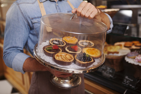 포토 JPG 해외이미지 남자 손잡이 한명 들기 상반신 성인 앞치마 빵집 뚜껑 받침대 타르트 성인남자한명만 해외202310 해외포토 1 빵 모션 사람 상점 파이_빵 남자한명만 성인남자만 파일형식