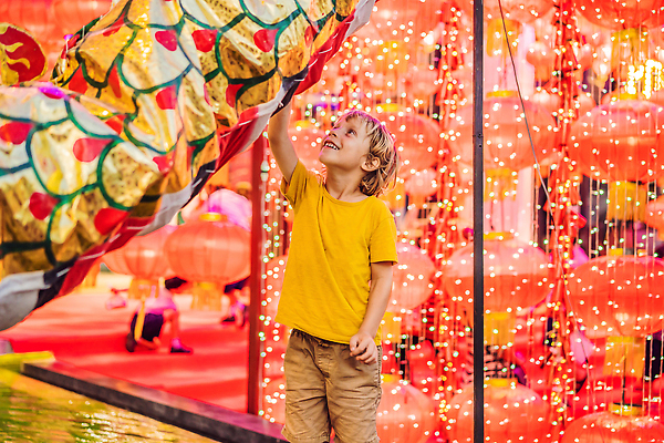 포토 JPG 해외이미지 전통 행복 아시아 종교 종이 문화 안경 여행 태국 새로움 중국문화 기념 매달리기 한명 동양인 이벤트 소년 장식 빨간색 파란색 빛 반사 축제 중국 등불 램프 축하 행운 그룹 아빠 상하이 야간 연도 대만 심볼 베트남 타운 동쪽 차이나타운 많음 춘절 해외202310 해외포토 자연요소 1 동양문화 잡화 명절 남자 감정 나라 어린이 컬러 외국문화 컨셉 가족 모션 조명 사람 인종 관광지 동남아시아 도시 방향 중국전통 파일형식