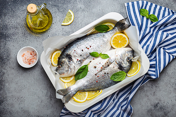 포토 JPG 해외이미지 검은배경 어류 사람없음 신선 올리브오일 냄비 레몬 소금 바질 종이호일 해외202310 해외포토 백그라운드 과일 검은색 수중동물 기름_음식 솥 파일형식