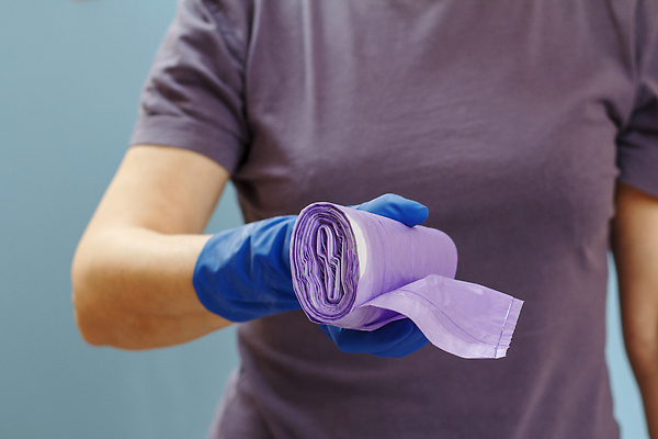 포토 JPG 해외이미지 여자 비닐봉투 한명 들기 상반신 성인 청소도구 청소 성인여자한명만 해외202310 해외포토 1 모션 봉투 사람 도구 여자한명만 성인여자만 파일형식