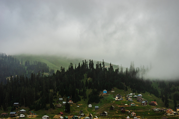 포토 JPG 해외이미지 나무 식물 도로 길 여행 건축양식 자연 하늘 산 거리 주택 풍경 사람없음 건물 목재 초록색 여름 파란색 시골 숲 휴양지 지역 내추럴 방법 서쪽 옛날 해외202310 해외포토 건축물 계절 건축 컬러 재료 교통시설 장소 방향 생태계 파일형식