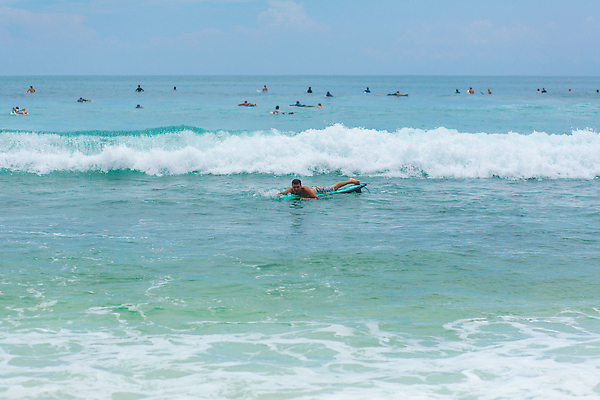 포토 JPG 해외이미지 라이프스타일 모래 스포츠 파도 바다 섬 여행 포즈 백그라운드 자연 하늘 표면 휴가 한명 사람 풍경 물 여름 파란색 태양 뷰티 일출 수영 젖음 서핑보드 서핑 발리 태평양 서퍼 깊이 운동가 파라다이스 해외202310 해외포토 자연요소 1 계절 컬러 운동선수 생활 노을 수상스포츠 보드_스포츠 생태계 인도네시아 파일형식