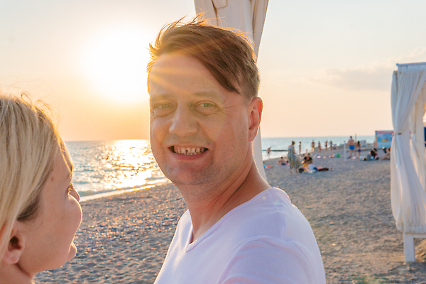 포토 JPG 해외이미지 라이프스타일 커플 여자 남자 행복 어린이 모래 바다 여행 백그라운드 셔츠 장난 가족 관계 포옹 자연 놀이 휴가 함께함 사랑 사람 풍경 소년 성인 두명 물 여름 뷰티 우정 신혼여행 흰색 아내 만족 해외202310 해외포토 자연요소 계절 감정 컬러 결혼 컨셉 상의 안기 생활 친구 생태계 파일형식