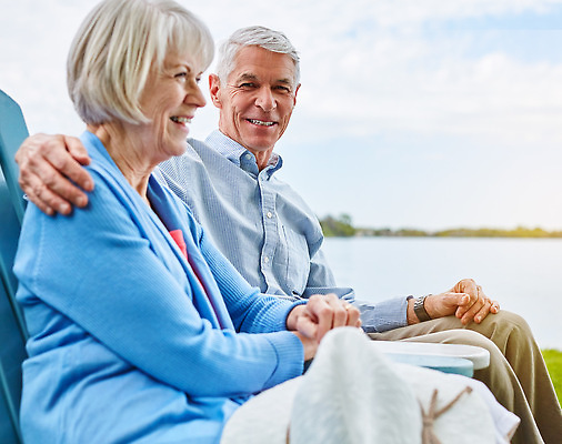 포토 JPG 해외이미지 응시 여자 노년 남자 행복 여행 벤치 휴식 앉기 상반신 야외 두명 앞모습 옆모습 노부부 감싸기 노인만 어깨에손 해외202310 해외포토 부부 시선 감정 뷰포인트 컨셉 의자 모션 사람 성인 성인만 파일형식