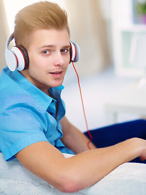 포토 JPG 해외이미지 1 응시 옷 남자 여유 얼굴 음악 컬러 가구 티셔츠 휴식 아파트 주택 실내 피곤 한명 미소 사람 성인 30대 머리 헤드폰 꿈 방 듣기 흰색 표현 최고 청각 리빙 단절 몽환 유일 안락 해외202310 해외포토 시선 감정 음향기기 생활용품 컨셉 셔츠 모션 문화예술 표정 내부 건물 신체부위 장년 파일형식