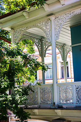 포토 JPG 해외이미지 외관 조각 건축양식 사람없음 건물 목재 장식 발코니 도시 도심 구시가지 랜드마크 조지아 해외202310 해외포토 나무 건축물 건축 재료 동유럽 파일형식