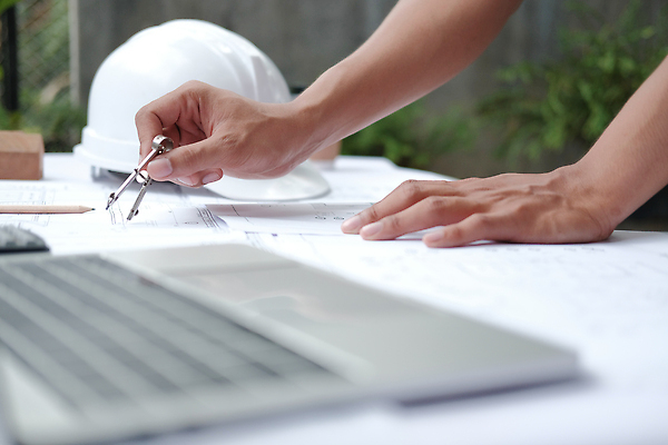 포토 JPG 해외이미지 직업 손 디자인 남자 종이 비즈니스 건축양식 부동산 주택 직장 안전 사람 사람없음 건물 컴퓨터 사무실 연필 작업 비즈니스맨 엔지니어 재산 계획 안전모 헬멧 건축가 책상 그림 청사진 공학 리빙 나누기 진짜 프로젝트 해외202310 해외포토 건축물 교육 건축 가구 컨셉 회사 학용품 신체부위 금융 전자제품 필기구 직장인 수학 기술자 안전장비 보호장비 사칙연산 파일형식