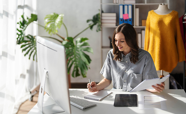 포토 JPG 해외이미지 백인 직업 디자인 응시 옷 여자 산업 비즈니스 사업가 직장 실내 창조 한명 사람 성인 내부 그래픽 노트북 컴퓨터 뷰티 유행 직물 업무 작업 작업실 디자이너 미용사 그림 온라인 재단 재단사 스타일리스트 스타일 해외202310 해외포토 서양인 1 시선 회사 전자제품 파일형식