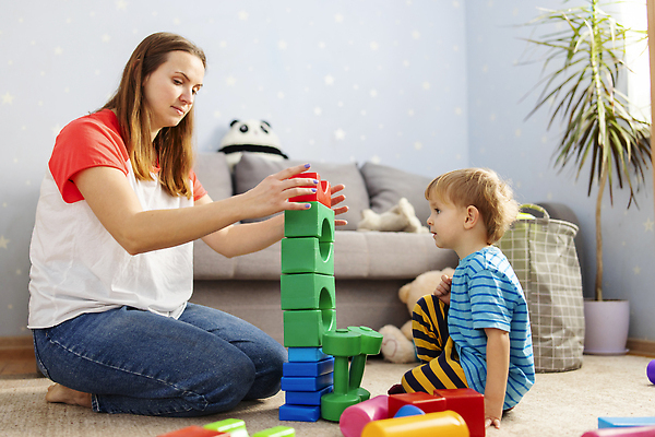 포토 JPG 해외이미지 백인 교육 행복 아들 어린이 2 장난 가족 놀이 엄마 벽돌 바닥 주택 함께함 실내 사랑 소년 두명 건물 부모 컬러풀 장난감 탑 블록 카펫 유치원 놀이방 기쁨 방 놀이터 큐브 개발 걸음마 돌봄 해외202310 해외포토 서양인 건축물 남자 감정 컬러 컨셉 관계 모션 사람 내부 파일형식
