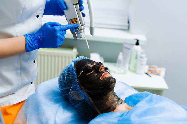 포토 JPG 해외이미지 여자 얼굴 두명 치료 뷰티 상점 스파 화장품 활발 장비 환자 껍질 대접 주름 피부 피부관리 전자 여드름 순서 돌봄 리프팅 방법 노화 탄소 해외202310 해외포토 컨셉 의학 모션 사람 신체부위 파일형식