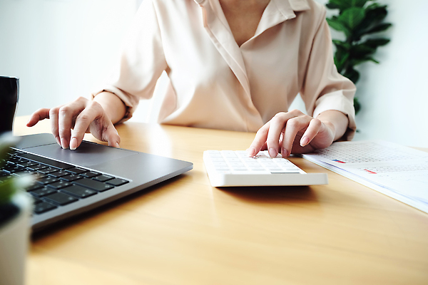 포토 JPG 해외이미지 종이 백그라운드 컨셉 상의 비즈니스 그래프 한명 금융 경제 판매 자료 정보 절약 계획 분석 계약 보고서 경영자 문서 투자 법 평가 회계 대출 경영 계좌 동의 마케팅 방법 세금 수입 예산 프로젝트 회계사 비용 해외202310 해외포토 직업 1 옷 사람 리더 파일형식