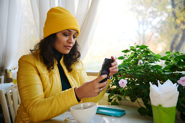 포토 JPG 해외이미지 모자 라이프스타일 여유 음료 통신 성공 휴식 거리 따뜻함 한명 스마트폰 맑음 화목 재킷 카페 추위 마시기 전원 연결 사이버 전화기 미녀 카페테리아 따뜻한음료 소셜미디어 카페인 스타일 네트워킹 해외202310 해외포토 1 잡화 감정 컨셉 모션 날씨 사람 생활 핸드폰 스마트기기 상점 외투 네트워크 전기에너지 미인 파일형식