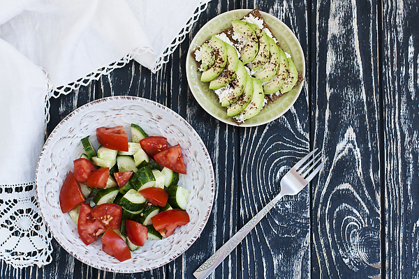 포토 JPG 해외이미지 그릇 접시 음식 빵 백그라운드 다이어트 토마토 오이 치즈 주택 건강 사람없음 빨간색 초록색 검은색 샐러드 흰색 신선 양념 아침식사 냅킨 날것 토스트 칼로리 아보카도 점심식사 채식주의자 해외202310 해외포토 식기 컬러 채소 과일 유제품 건물 식사 채식 파일형식