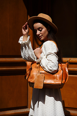 포토 JPG 해외이미지 백인 드레스 옷 여자 행복 여행 컨셉 가방 휴가 항해 한명 사람 야외 뷰티 갈색 유행 여행객 핸드백 수확 짐 우아함 가죽 휴양지 복고 승객 수하물 옛날 해외202310 해외포토 서양인 1 잡화 감정 컬러 농업 배_교통 장소 파일형식