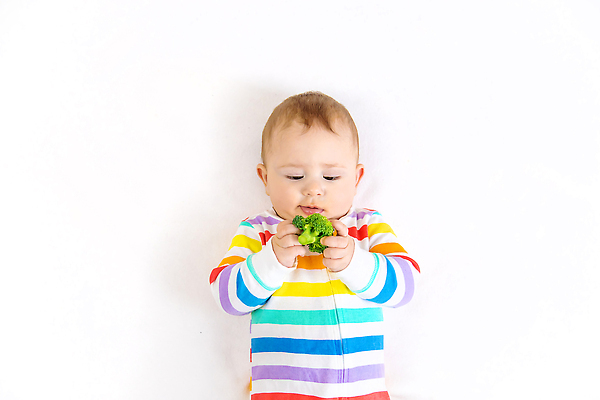 포토 JPG 해외이미지 응시 남자 채소 한명 들기 상반신 앞모습 아웃포커스 아기 먹기 남자아기한명만 해외202310 해외포토 1 시선 뷰포인트 모션 촬영기법 사람 남자한명만 남자아기만 파일형식