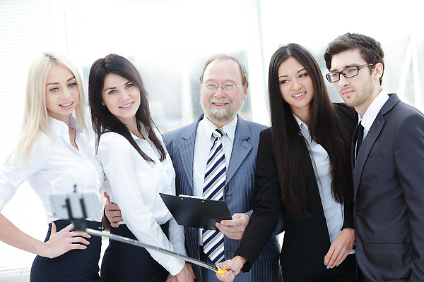 포토 JPG 해외이미지 백인 직업 웰빙 응시 여자 남자 행복 유럽 회사 비즈니스 성공 모바일 협력 노동자 함께함 실내 사람 여러명 성인 스마트폰 사무실 뷰티 카메라 디지털 업무 셀프카메라 종업원 경영자 경영 치프 해외202310 해외포토 서양인 시선 감정 나라 다수 컨셉 내부 전자제품 핸드폰 스마트기기 사진촬영 작업 리더 파일형식