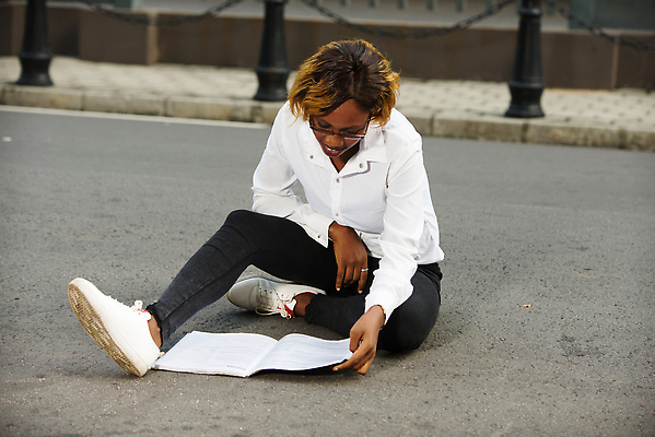 포토 JPG 해외이미지 학생 여자 교육 안경 3 한명 사람 앉기 야외 책 학습 독서 시험 업무 만족 준비 주기 대학교 견습생 해외202310 해외포토 1 잡화 감정 학교 모션 작업 파일형식
