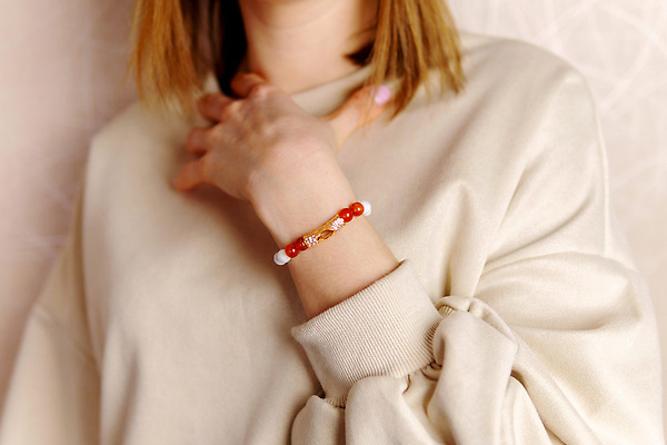 포토 JPG 해외이미지 컬러 장신구 팔찌 추상 사람없음 장식 빨간색 빛 컬러풀 유행 바위 화려 고급 우아함 크리스탈 보석 오브젝트 마법 내추럴 지질학 해외202310 해외포토 교육 컨셉 무늬 돌_바위 광석 파일형식