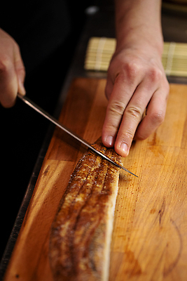 포토 JPG 해외이미지 문화 음식 관리 어류 요리 동양인 사람없음 세로 갈색 식당 일본 요리사 초밥 칼 두루마리 자르기 장어 해산물 준비 성분 해외202310 해외포토 직업 아시아 컬러 모션 인종 상점 수중동물 일본음식 파일형식