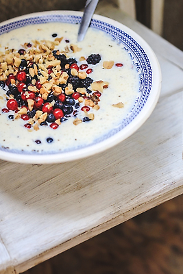포토 JPG 해외이미지 라이프스타일 분홍색 재료 유리 딸기 아침 바나나 건강 키위 씨앗 사람없음 가로 빨간색 초록색 컬러풀 숟가락 식사 우유 에너지 견과류 흰색 시골 맛 혼합 먹기 민트 상쾌 블루베리 산딸기 코코넛 아몬드 비타민 요거트 뮤즐리 스무디 채식주의자 디톡스 슈퍼푸드 비건 귀리 그래놀라 해외202310 해외포토 주간 식물 감정 음료 음식 컬러 컨셉 과일 모션 재질 유제품 곡류 수저 생활 허브 채식 건강식품 영양소 파일형식