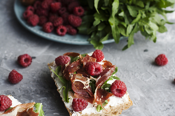 포토 JPG 해외이미지 접시 열매 음식 빵 백그라운드 다이어트 치즈 주택 건조 건강 육류 돼지고기 사람없음 빨간색 초록색 노란색 식사 저녁식사 활발 회색 흰색 신선 아침식사 바게트 다발 매움 햄 날것 향기 산딸기 토스트 점심식사 콘크리트 맛있는 페타치즈 프로슈토 리코타치즈 해외202310 해외포토 식물 식기 컬러 컨셉 과일 식재료 유제품 건물 맛 냄새 파일형식