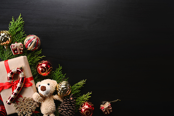 포토 JPG 해외이미지 크리스마스 눈꽃 사람없음 선물상자 검은색 곰인형 오브젝트 솔방울 솔잎 지팡이모양 오너먼트 나무배경 해외202310 해외포토 모양 기념일 인형 컬러 백그라운드 잎 크리스마스장식 눈_날씨 선물 상자 파일형식