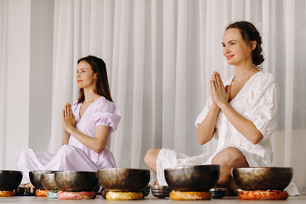 포토 JPG 해외이미지 여자 성인 두명 기도 커튼 명상 가부좌 손모으기 성인여자만 싱잉볼 해외202310 해외포토 사람 앉기 손짓 불교용품 여자만 성인만 파일형식