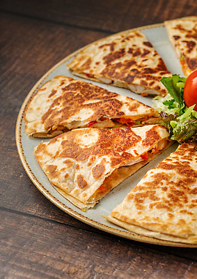 포토 JPG 해외이미지 전통 음식 토마토 채소 치즈 건강 옥수수 요리 사람없음 목재 빨간색 식사 저녁식사 치킨 덮개 신선 뜨거움 맛 그릴 소프트포커스 굽기 슬라이스 라임 후추 점심식사 과카몰리 살사댄스 맛있는 해외202310 해외포토 나무 컬러 컨셉 과일 재료 주방용품 유제품 곡류 촬영기법 뚜껑 춤 소스_음식 구이 향신료 닭고기요리 파일형식