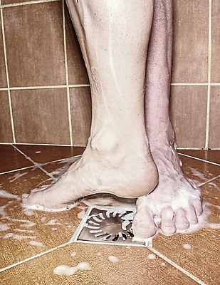 포토 JPG 해외이미지 라이프스타일 웰빙 커플 응시 여자 행복 관계 발 휴식 바닥 발렌타인데이 매달리기 건강 관리 서기 사람없음 치료 물 마주보기 거품 낭만 젖음 물방울 신선 날짜 비누 위생관리 해외202310 해외포토 자연요소 시선 감정 컨셉 의학 모션 데이이벤트 사람 생활 신체부위 위생용품 파일형식