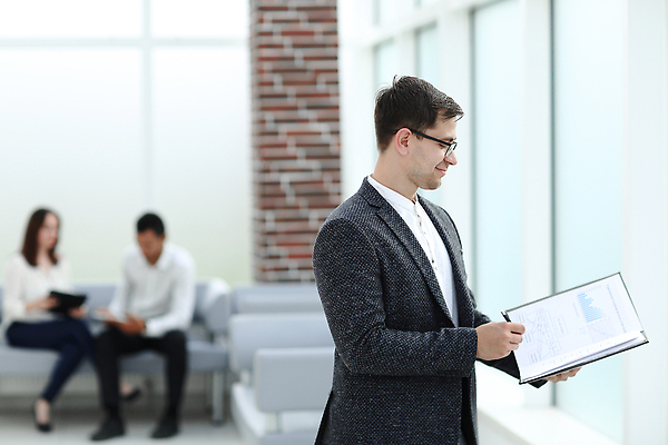 포토 JPG 해외이미지 백인 직업 1 응시 남자 종이 안경 생각 비즈니스 창문 유리 성공 아이디어 실내 서기 미소 사람 정장 성인 세명 금융 사무실 독서 자료 잡기 비즈니스맨 자신감 계획 스마트 계약 문서 기회 폴더 긍정 경영 서류판 정중 치프 해외202310 해외포토 서양인 시선 잡화 옷 감정 컨셉 모션 재질 표정 내부 경제 사무용품 직장인 파일 파일형식