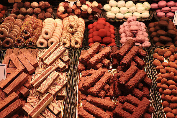 포토 JPG 해외이미지 사탕 선물 사람없음 갈색 세일 과자 초콜릿 우유 견과류 흰색 스페인 시장 달콤 상품 크림 순수 모음 소매 바르셀로나 스페인어 프랄린 해외202310 해외포토 유럽 컬러 컨셉 디저트 유제품 한글 맛 파일형식