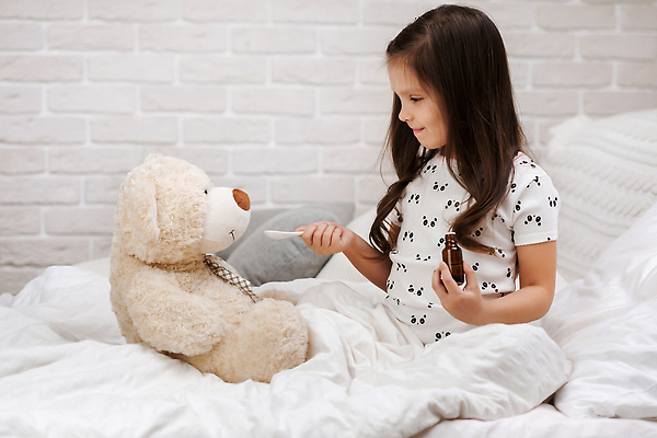 포토 JPG 해외이미지 여자 어린이 베개 놀이 한명 앉기 상반신 옆모습 숟가락 곰인형 침실 이불 침대 먹여주기 물약 물약병 소녀한명만 해외202310 해외포토 1 인형 뷰포인트 가구 침구 모션 수저 사람 약 먹기 여자한명만 소녀만 파일형식